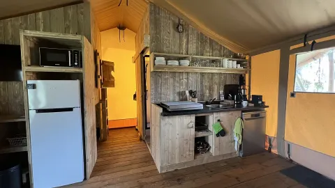 Luxuriöses Safari-Zelt in den Niederlanden mit Holzküche, Kühlschrank und Geschirrspüler.