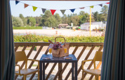 Udsigt fra stranden lodge på Arden Parks Tulderheyde i Belgien med picnic kurv, bord og strand.