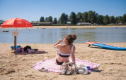 Una donna prende il sole sulla spiaggia del lago ad Arden Parks Tulderheyde, un villaggio vacanze in Belgio.