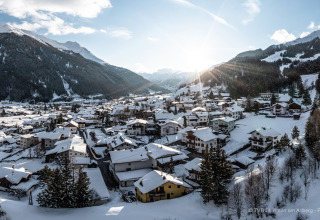 Vue hivernale de l’Arlberg Cabin à Austriaparks Camping Arlberg, entourée de montagnes enneigées en Autriche.