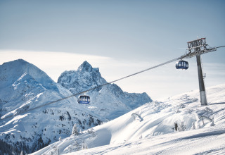 Paysage de montagne enneigé avec télécabine près d’Arlberg Cabin à Austriaparks Camping Arlberg, Autriche.