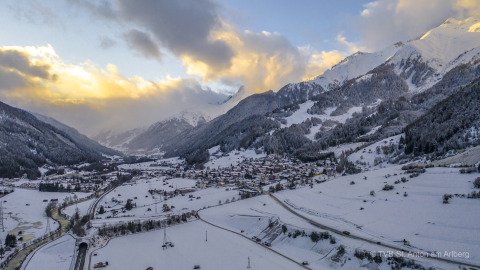 Vallée et montagnes enneigées au coucher du soleil, vues depuis Arlberg Cabin à Austriaparks Camping Arlberg, Autriche.
