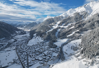 Vista de un valle y pueblo cubiertos de nieve desde Arlberg Cabin en Austriaparks Camping Arlberg, Austria.