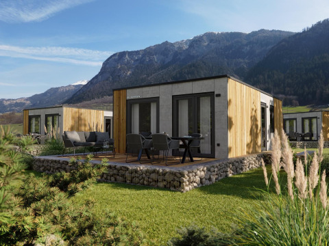 Stanzertal Cabin bij Austriaparks Camping Arlberg in Oostenrijk, moderne huisjes met bergzicht.