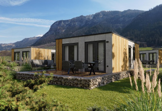 Stanzertal Cabin bij Austriaparks Camping Arlberg in Oostenrijk, moderne huisjes met bergzicht.