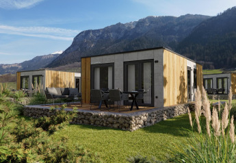 Stanzertal Cabin en Austriaparks Camping Arlberg, Austria, cabañas modernas con vistas a la montaña.