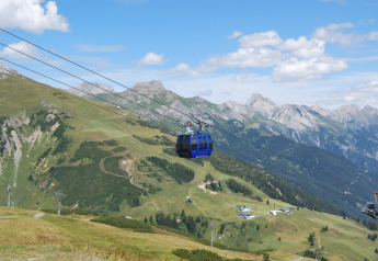 El teleférico Stanzertal en Austriaparks Camping Arlberg cruza montañas y valles alpinos en Austria.