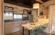 Moderne træhytte køkken og spisestue, Mobile Home Vancouver, Huttopia Divonne Les Bains, Frankrig.
