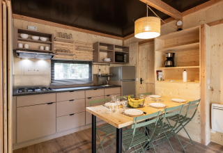 Moderne træhytte køkken og spisestue, Mobile Home Vancouver, Huttopia Divonne Les Bains, Frankrig.