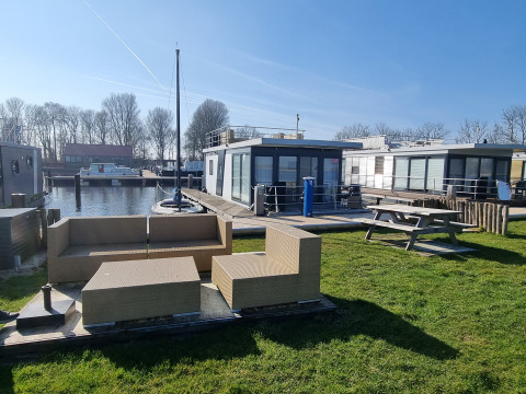 Péniche «Aqua Dolce» à Welcome In - Friesland, Pays-Bas, avec terrasse et vue sur l’eau.