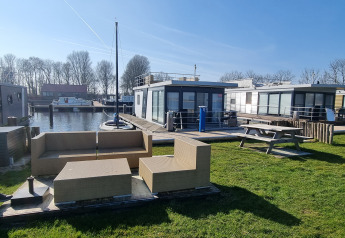 Péniche «Aqua Dolce» à Welcome In - Friesland, Pays-Bas, avec terrasse et vue sur l’eau.