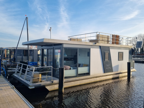 Casa flotante moderna en el agua, Houseboat «Aqua Dolce» en Welcome In - Friesland, Países Bajos.