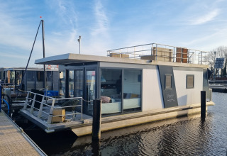 Casa flotante moderna en el agua, Houseboat «Aqua Dolce» en Welcome In - Friesland, Países Bajos.