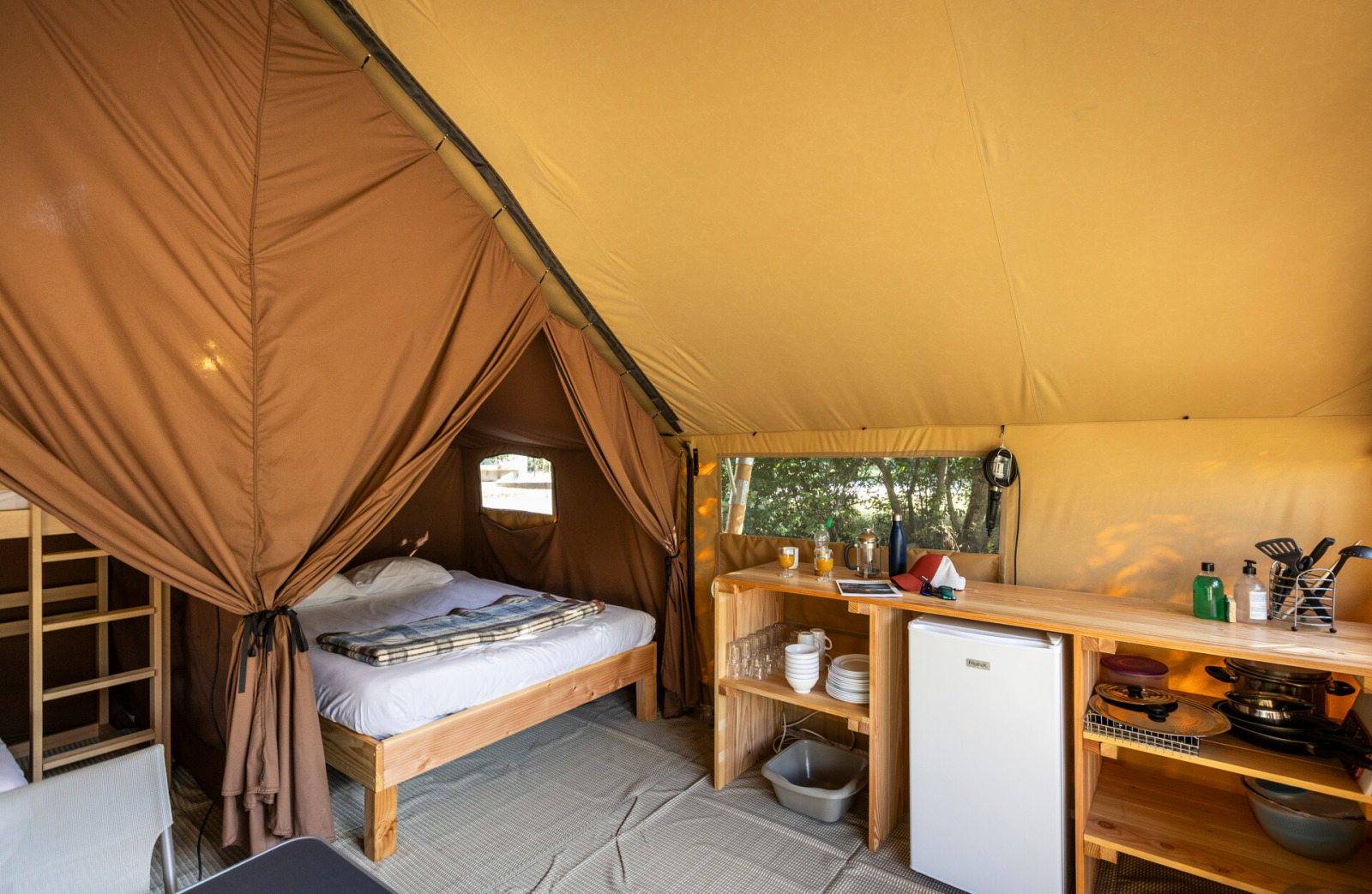 Interieur van een luxe safaritent, Tent Canadienne, bij Huttopia Champagny en Vanoise in Frankrijk.