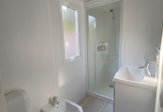 Baño moderno y luminoso en la Mobile home «Royal» del Centro Vacanze San Marino, con ducha y bidé.