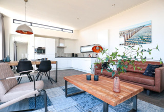 Lichte woonkamer en keuken in een Cube Exclusive Plus tiny house bij EuroParcs Bad Meersee, Nederland.