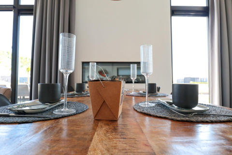 Stijlvolle eettafel in tiny house 'Cube' Exclusive Plus bij EuroParcs Bad Meersee, Nederland.