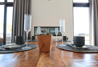 Stijlvolle eettafel in tiny house 'Cube' Exclusive Plus bij EuroParcs Bad Meersee, Nederland.