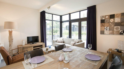 Woonkamer van tiny house Cube La Mer 4 bij EuroParcs Bad Meersee in Nederland, modern ingericht.
