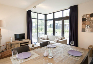 Woonkamer van tiny house Cube La Mer 4 bij EuroParcs Bad Meersee in Nederland, modern ingericht.