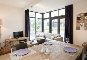 Salotto della tiny house Cube La Mer 4 a EuroParcs Bad Meersee, Paesi Bassi, arredamento moderno.