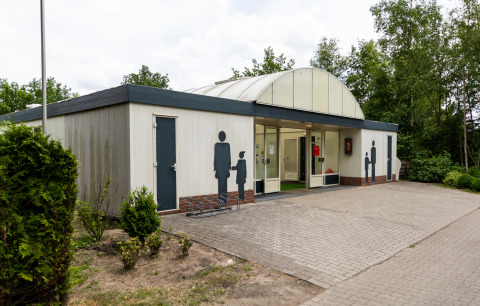 Ingresso ai bagni pubblici presso Safaritenten Familieverblijf a De Tien Heugten, Paesi Bassi.