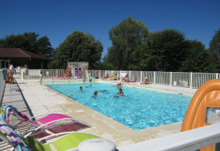 Buitenzwembad bij Camping Seasonova Lac de Bournazel, gasten genieten van zon en water in Nouvelle-Aquitaine.