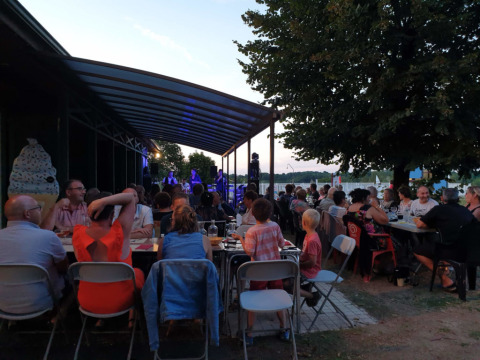 Cena all'aperto con musica dal vivo al campeggio Seasonova Lac de Bournazel, parco vacanze in Nouvelle-Aquitaine, Francia.