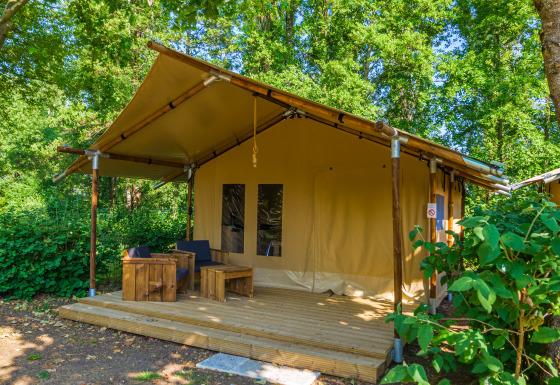Tenda safari chiamata Slow lodge con 2 camere da letto, terrazza in legno, immersa nel verde.