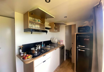 Cucina moderna in cottage con due camere da letto al campeggio Seasonova Lac de Bournazel, Francia.