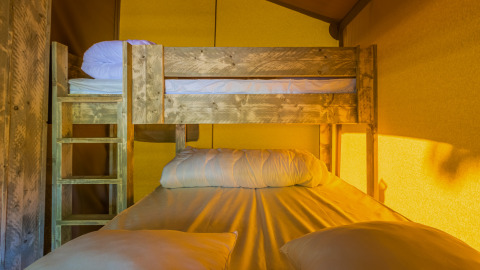 Letto a castello in una tenda safari allo Slow Lodge nel campeggio Seasonova Lac de Bournazel, Francia.