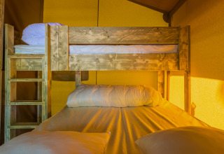 Stapelbed in een safaritent bij Slow Lodge, Camping Seasonova Lac de Bournazel in Frankrijk.