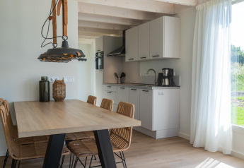 Moderne spise- og køkkenområde i Duinlodge 6, EuroParcs Cadzand-Bad, Holland, med naturligt lys.