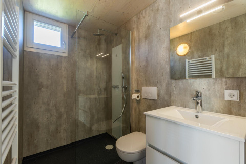 Moderne badeværelse med bruseniche, toilet og håndvask på Duinlodge 6 ved EuroParcs Cadzand-Bad, Holland.