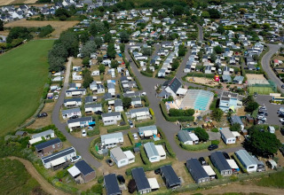 Vue aérienne de Flower Camping La Pointe du Talud, parc de vacances avec bungalows en Bretagne, France.