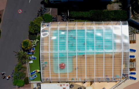 Luftaufnahme eines überdachten Pools im Flower Camping La Pointe du Talud in der Bretagne, Frankreich.