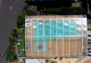 Vista aerea della piscina coperta al Flower Camping La Pointe du Talud in Bretagna, Francia.