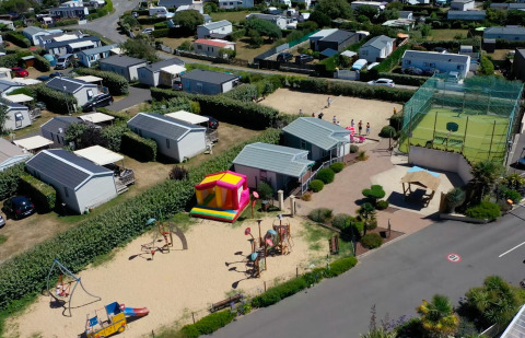 Luchtfoto van Flower Camping La Pointe du Talud in Bretagne met speeltuin, chalets en sportveld