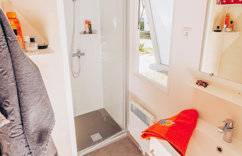 Badezimmer mit Dusche, Waschbecken und Spiegel im Mobile Home Comfort BAHIA auf Flower Camping La Pointe du Talud.
