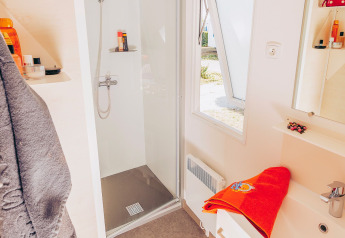 Baño con ducha, lavabo y espejo en la casa móvil Comfort BAHIA en Flower Camping La Pointe du Talud.