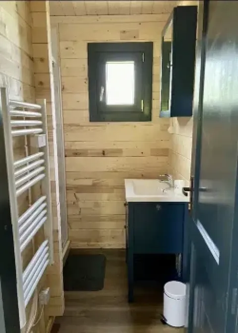 Bagno in uno chalet presso il Campeggio La Grande Véyière in Francia, con arredi moderni e rivestimenti in legno.