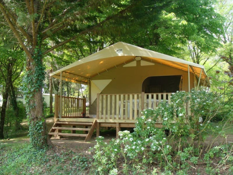 Safaritent Lodge 'Canada Classic' op Camping La Grande Véyière in Frankrijk, midden in de natuur.
