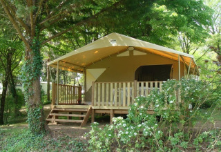 Safaritent Lodge 'Canada Classic' op Camping La Grande Véyière in Frankrijk, midden in de natuur.