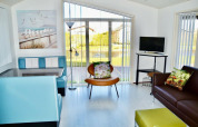 Helles Wohnzimmer in der Hütte Comfort 4 personen MIVA im De Woudhoeve, Niederlande, mit moderner Einrichtung.