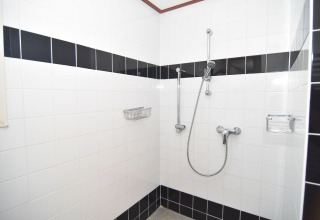 Badeværelse i kabine 'Comfort 4 personen MIVA' på De Woudhoeve, Holland, handicapvenlig bruser.