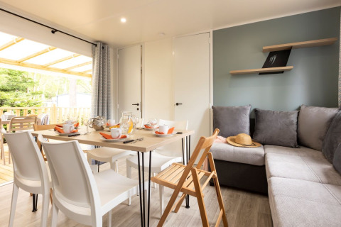 Accogliente soggiorno e zona pranzo del Mobile Home Premium al Flower Camping Le Vieux Moulin, arredo moderno.