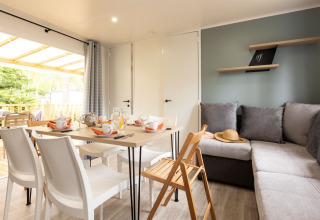 Accogliente soggiorno e zona pranzo del Mobile Home Premium al Flower Camping Le Vieux Moulin, arredo moderno.