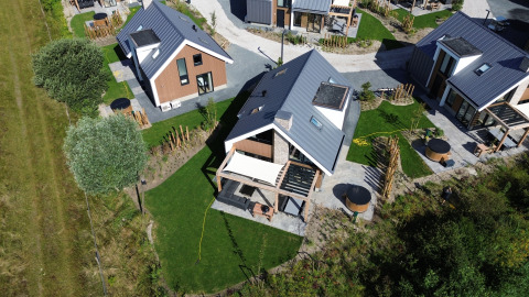 Vista aerea di case vacanza moderne e giardini al villaggio EuroParcs Texel, Olanda Settentrionale, Paesi Bassi.