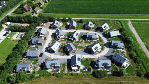 Luftfoto af ferieparken EuroParcs Texel i Nordholland, Holland, med moderne hytter og grønne områder.