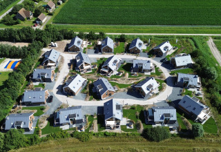 Luftfoto af ferieparken EuroParcs Texel i Nordholland, Holland, med moderne hytter og grønne områder.